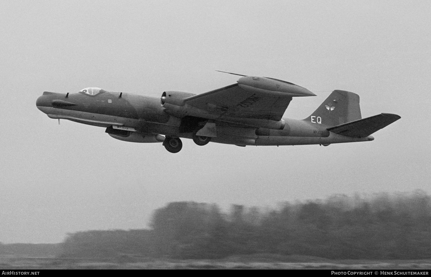Aircraft Photo of WK102 | English Electric Canberra T17 | UK - Air Force | AirHistory.net #385086