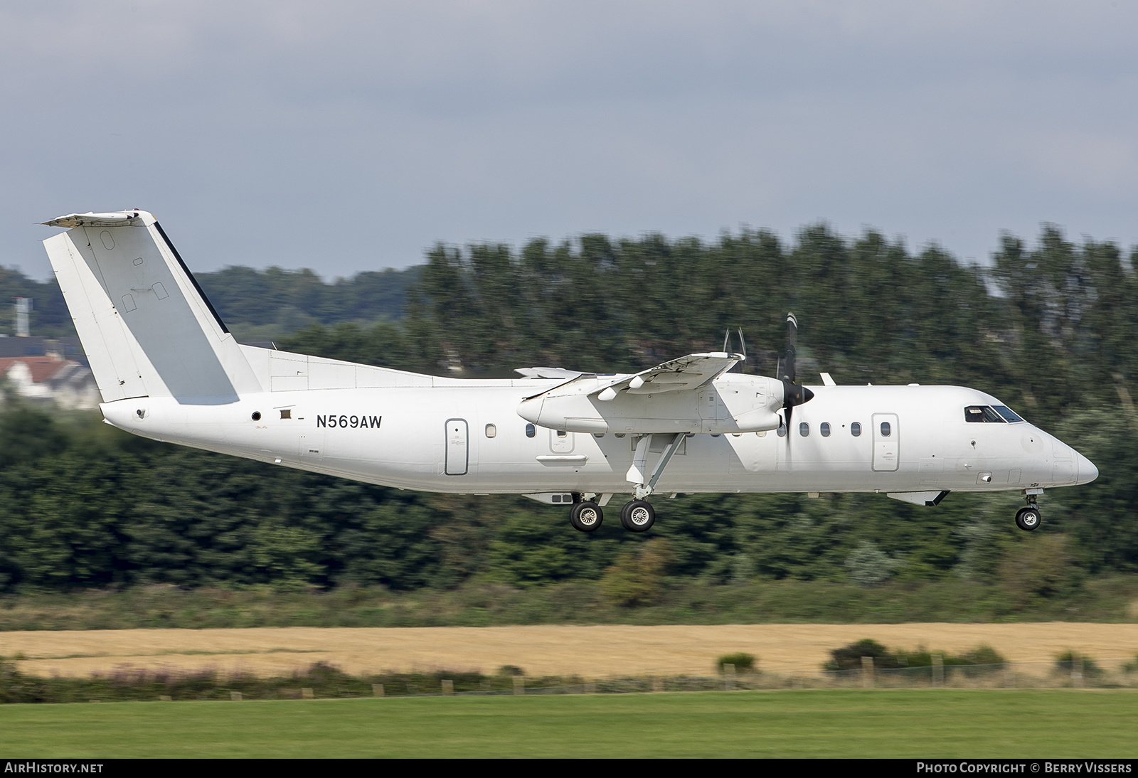 Aircraft Photo of N569AW | Bombardier DHC-8-315Q Dash 8 | AirHistory.net #385792