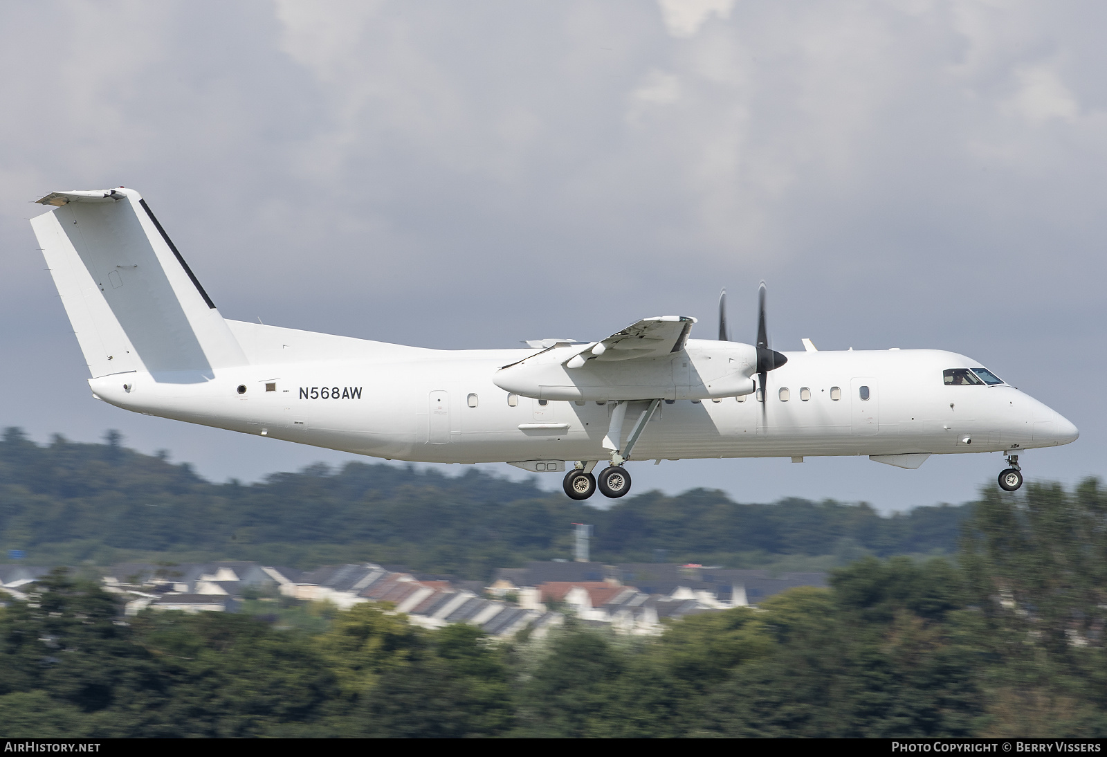 Aircraft Photo of N568AW | Bombardier DHC-8-315Q Dash 8 | AirHistory.net #385803