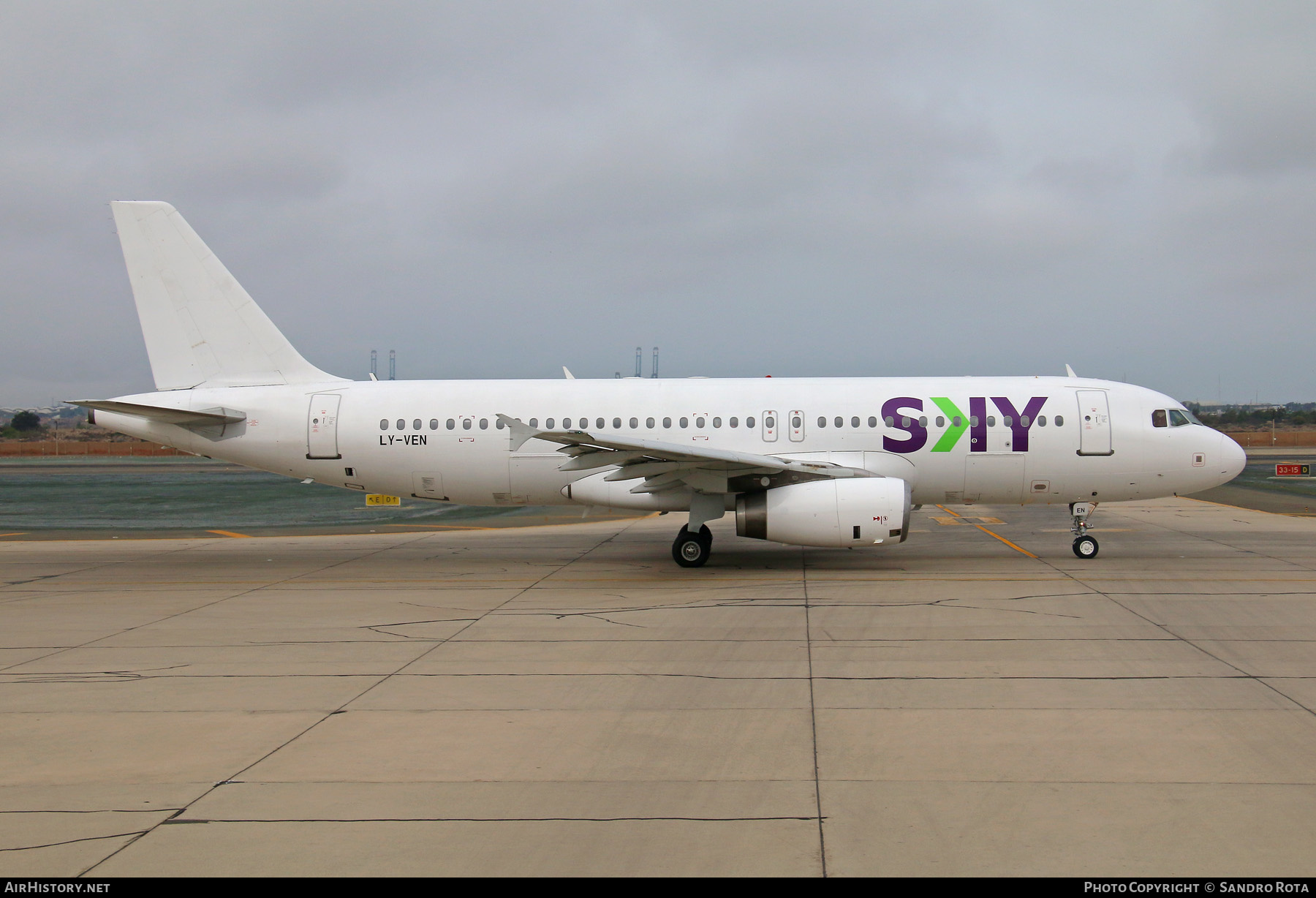 Aircraft Photo of LY-VEN | Airbus A320-233 | Sky Airline | AirHistory.net #386107