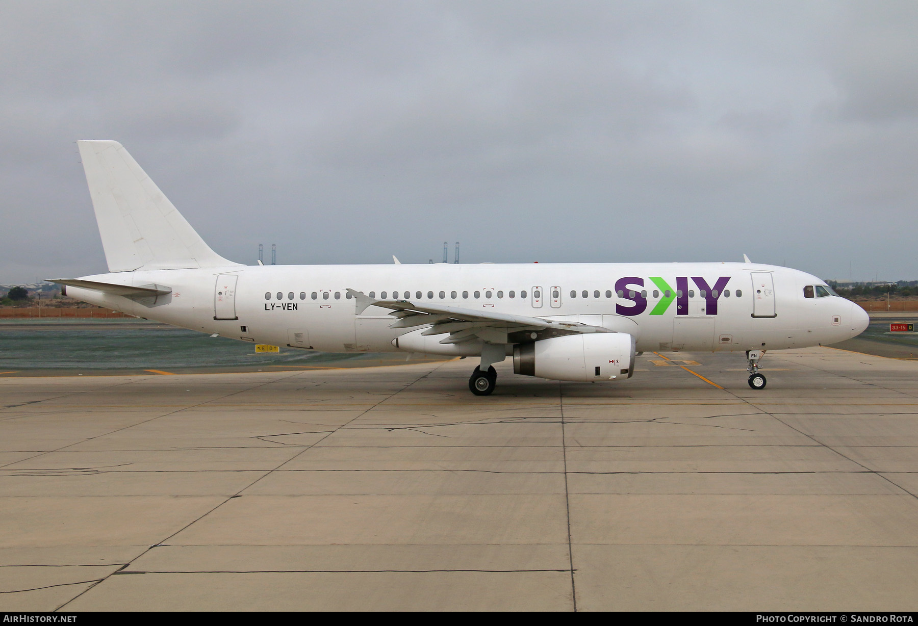 Aircraft Photo of LY-VEN | Airbus A320-233 | Sky Airline | AirHistory.net #386107