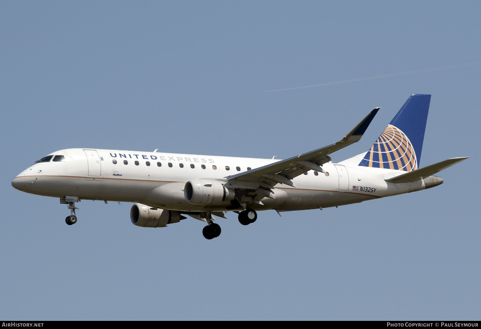 Aircraft Photo of N132SY | Embraer 175LR (ERJ-170-200LR) | United Express | AirHistory.net #386271