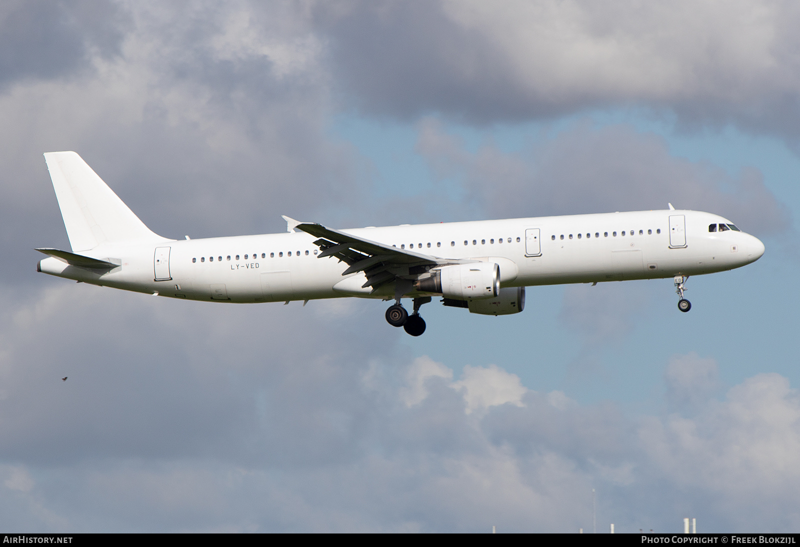 Aircraft Photo of LY-VED | Airbus A321-211 | AirHistory.net #387233