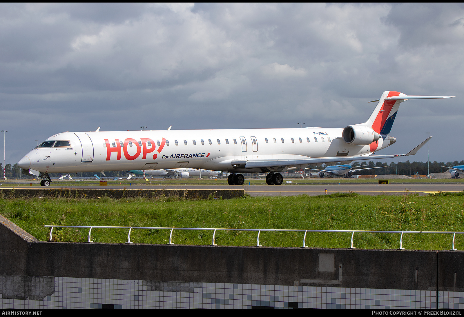 Aircraft Photo of F-HMLA | Bombardier CRJ-1000EL NG (CL-600-2E25) | Hop! | AirHistory.net #387244
