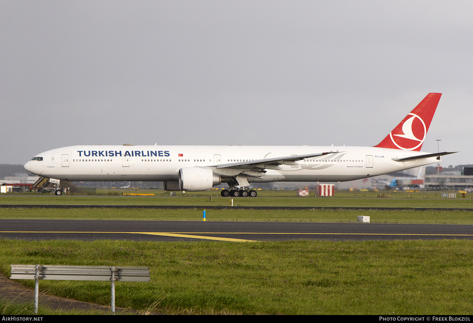 Aircraft Photo of TC-LJB | Boeing 777-3F2/ER | Turkish Airlines | AirHistory.net #387595