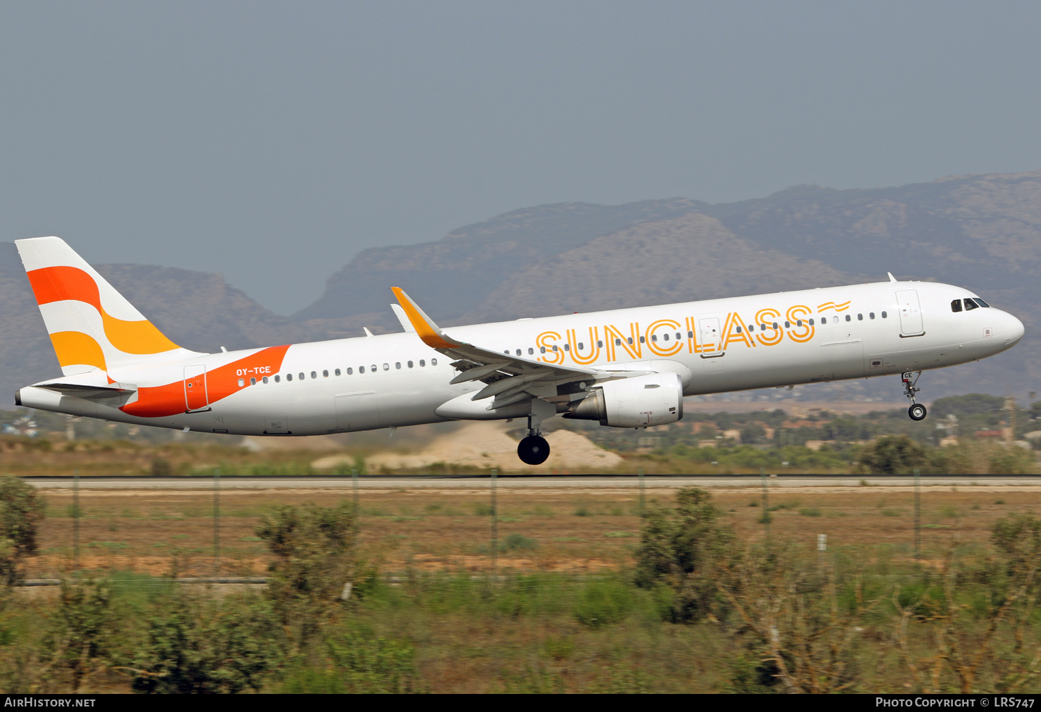 Aircraft Photo of OY-TCE | Airbus A321-211 | Sunclass Airlines | AirHistory.net #388229