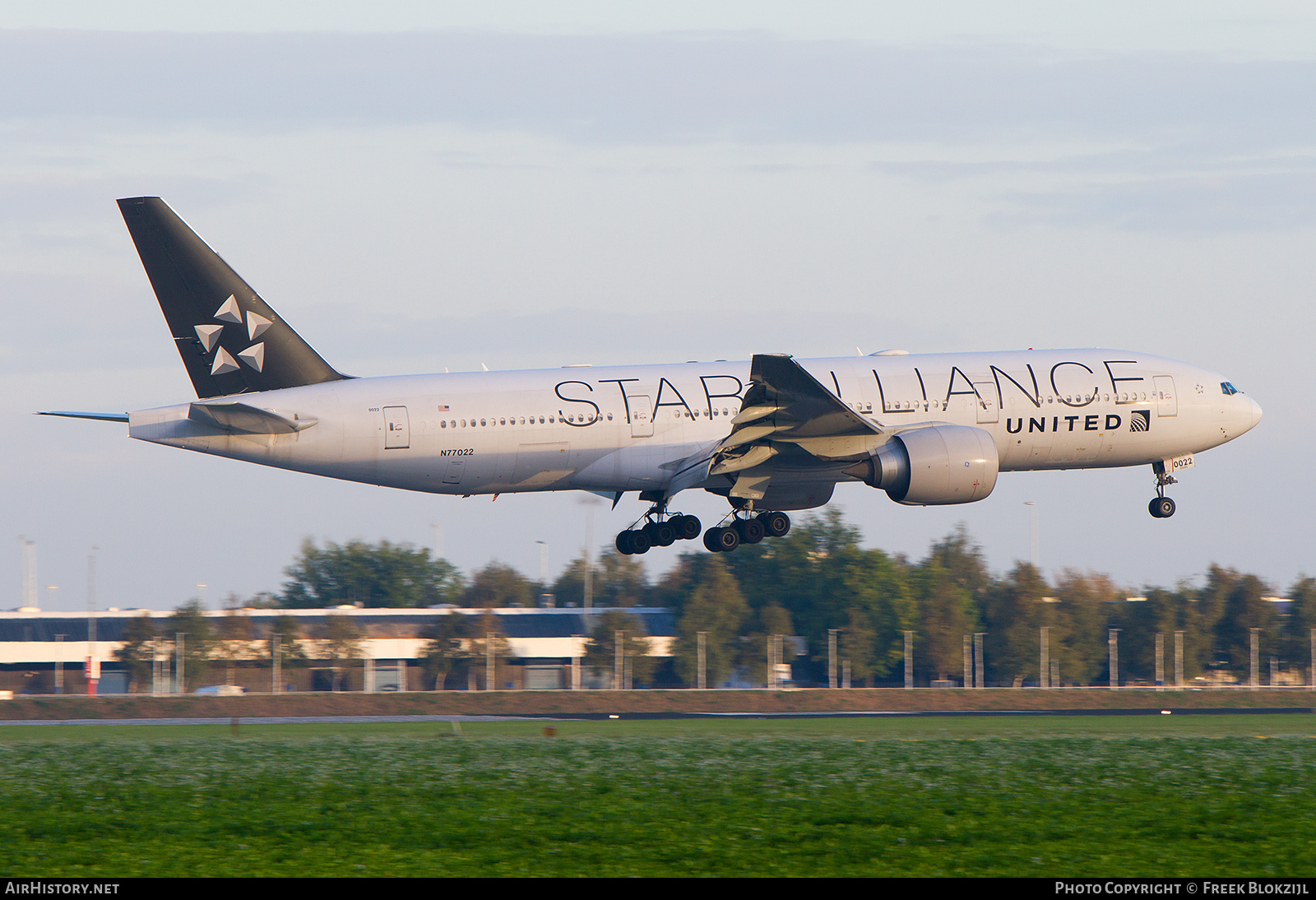 Aircraft Photo of N77022 | Boeing 777-224/ER | United Airlines | AirHistory.net #388295