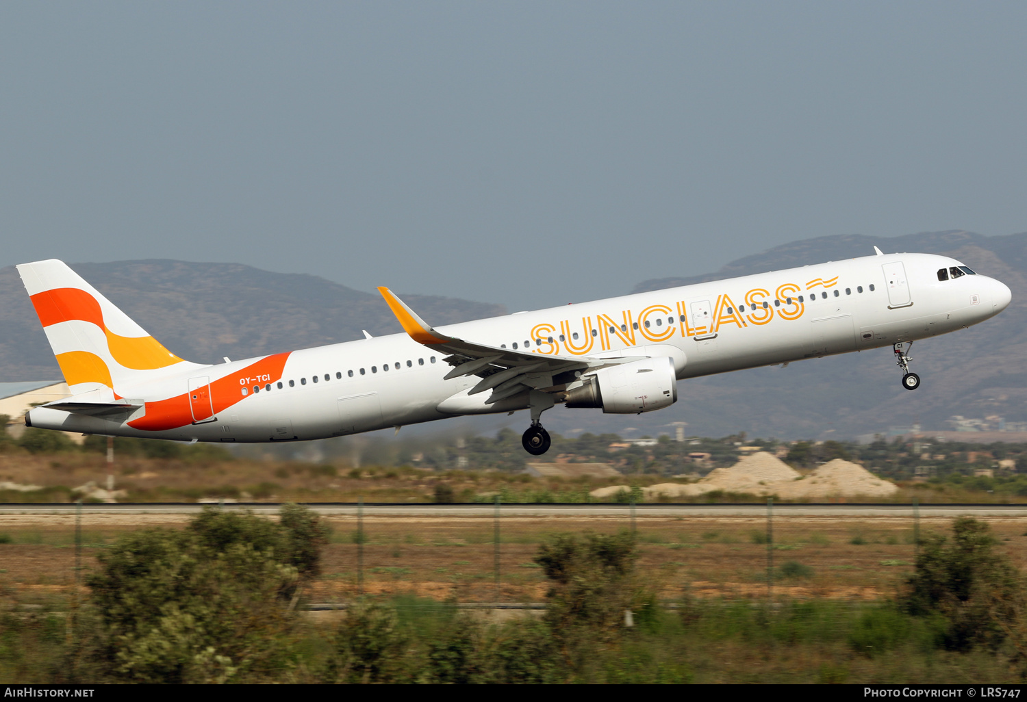 Aircraft Photo of OY-TCI | Airbus A321-211 | Sunclass Airlines | AirHistory.net #388374