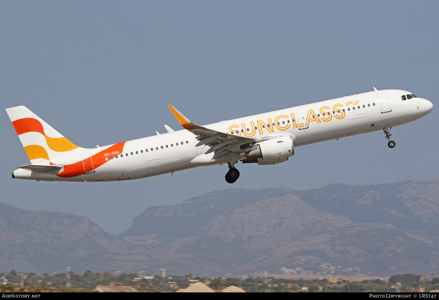 Aircraft Photo of OY-TCD | Airbus A321-211 | Sunclass Airlines | AirHistory.net #388397