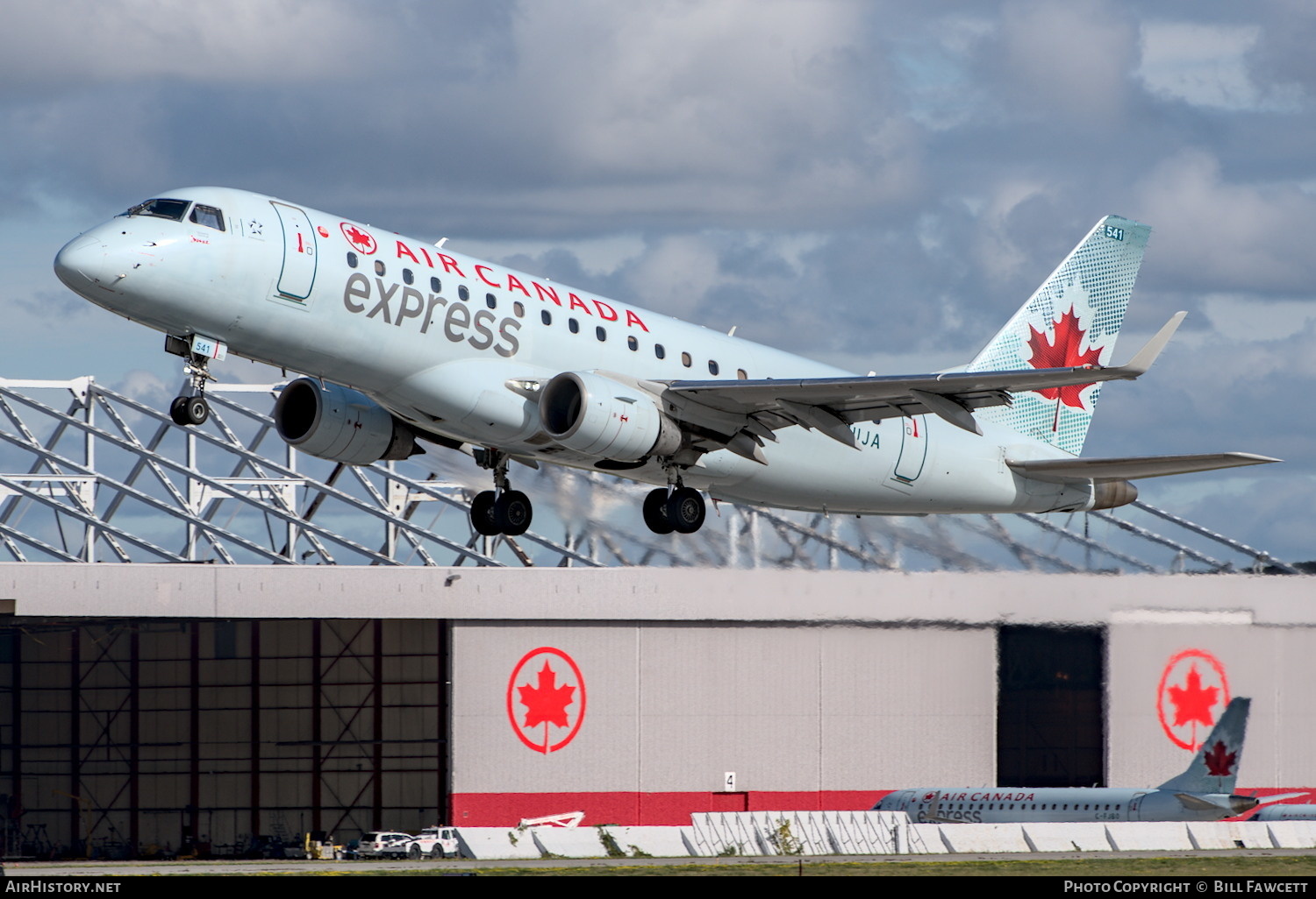 Aircraft Photo of C-FUJA | Embraer 175SU (ERJ-170-200SU) | Air Canada Express | AirHistory.net #389423