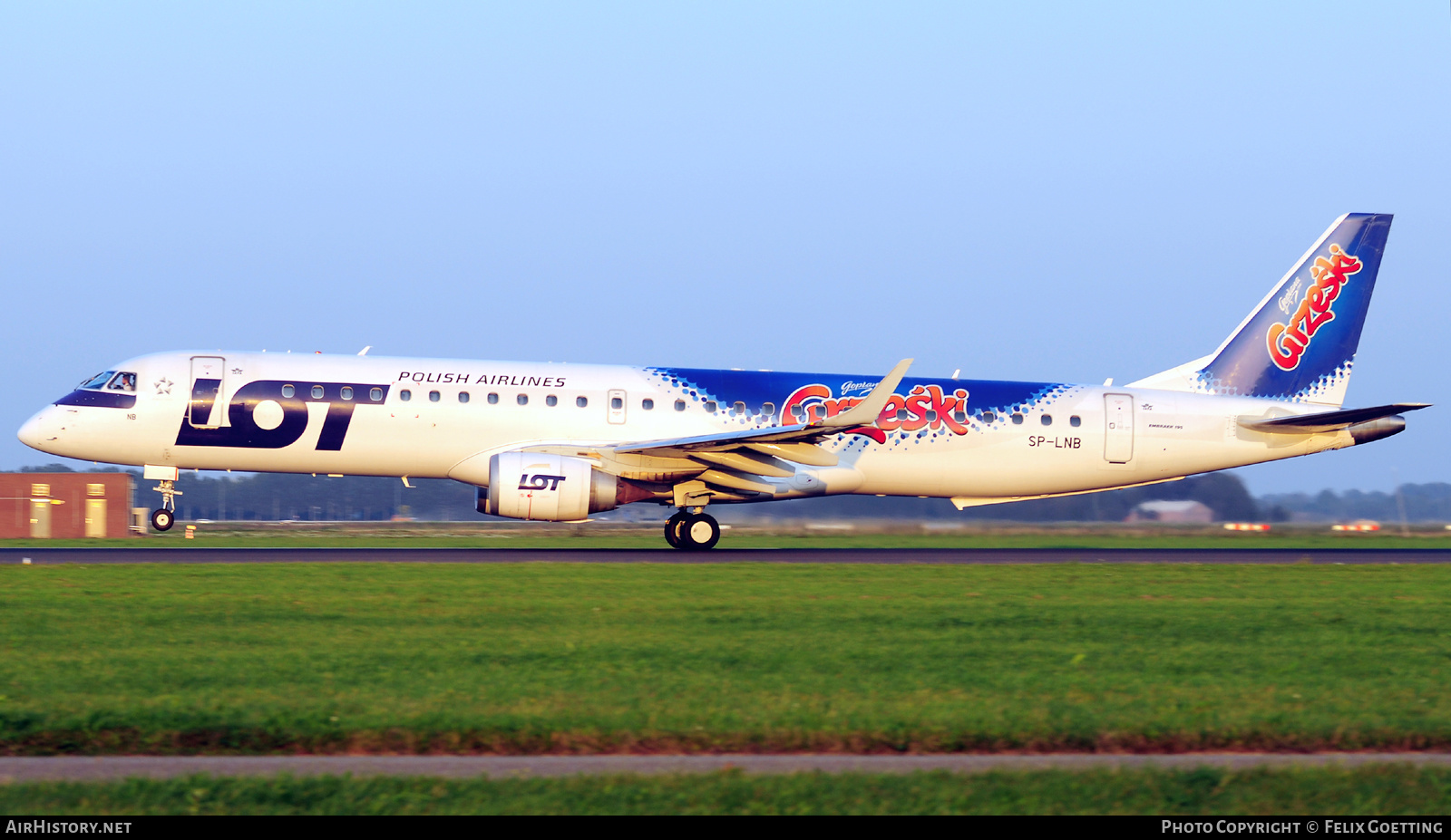 Aircraft Photo of SP-LNB | Embraer 195LR (ERJ-190-200LR) | LOT Polish Airlines - Polskie Linie Lotnicze | AirHistory.net #389518