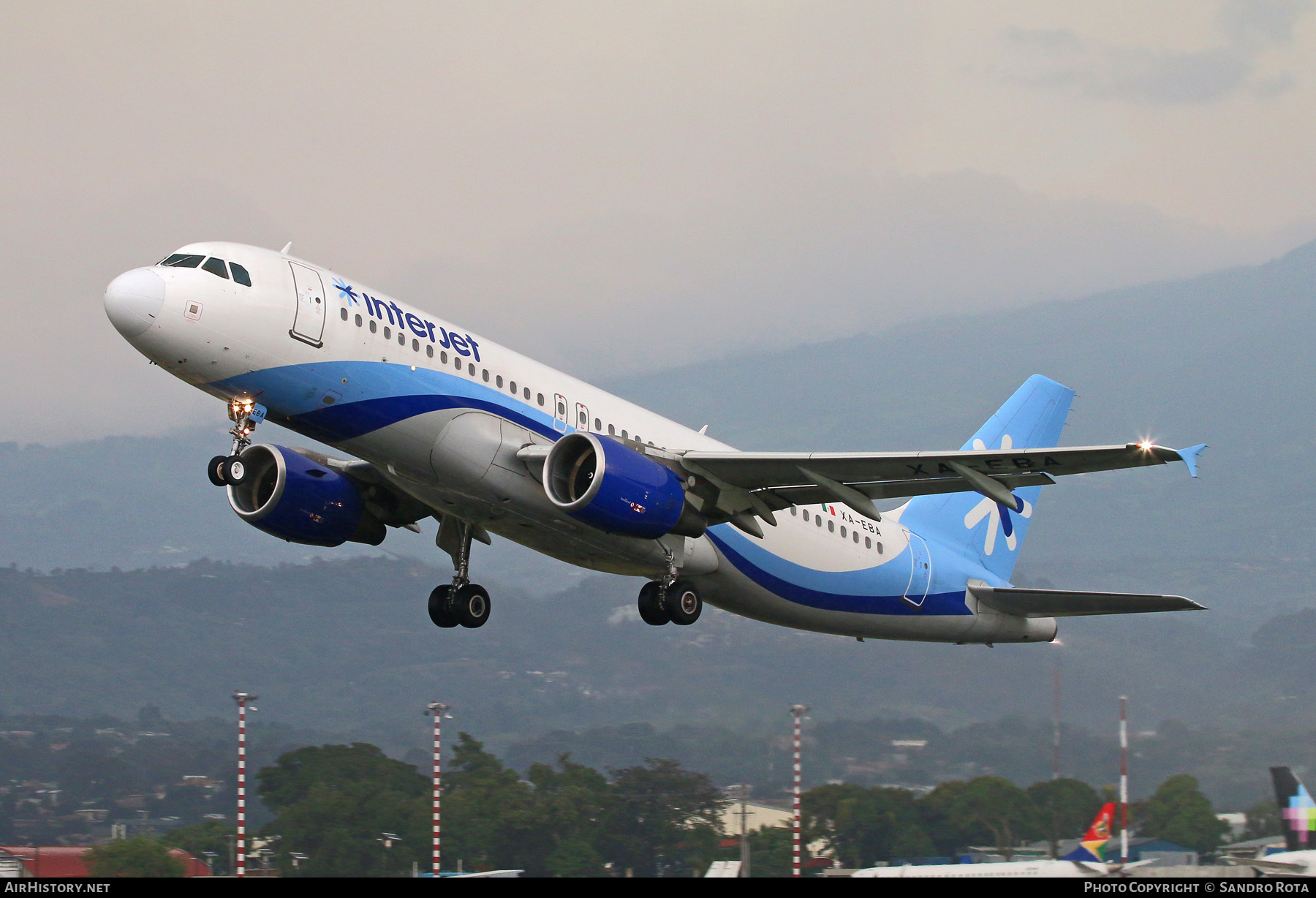 Aircraft Photo of XA-EBA | Airbus A320-214 | Interjet | AirHistory.net #393156