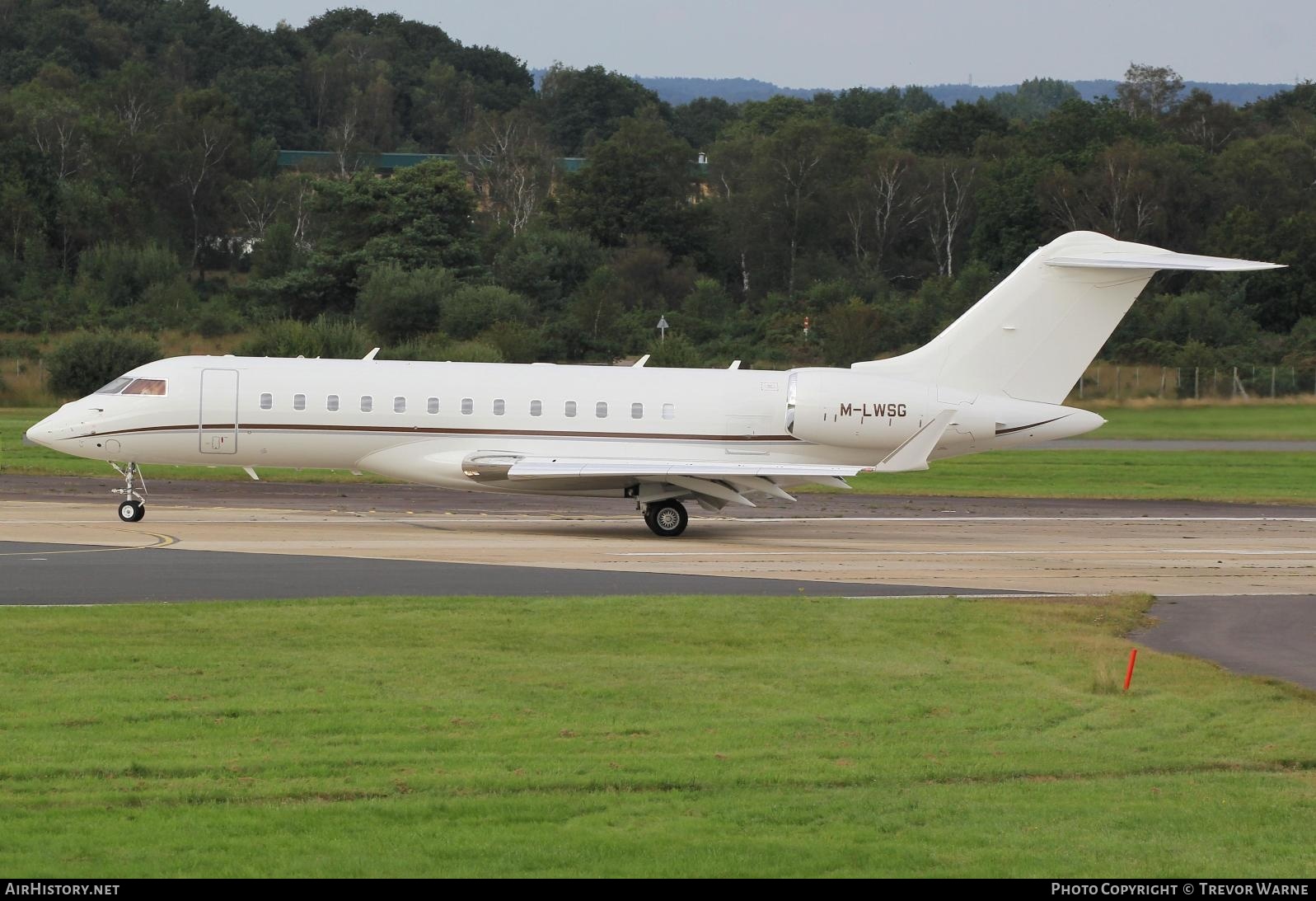 Aircraft Photo of M-LWSG | Bombardier Global 6000 (BD-700-1A10) | AirHistory.net #393275