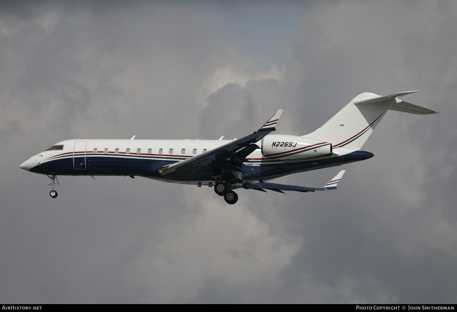 Aircraft Photo of N226SJ | Bombardier Challenger 604 (CL-600-2B16) | AirHistory.net #393699