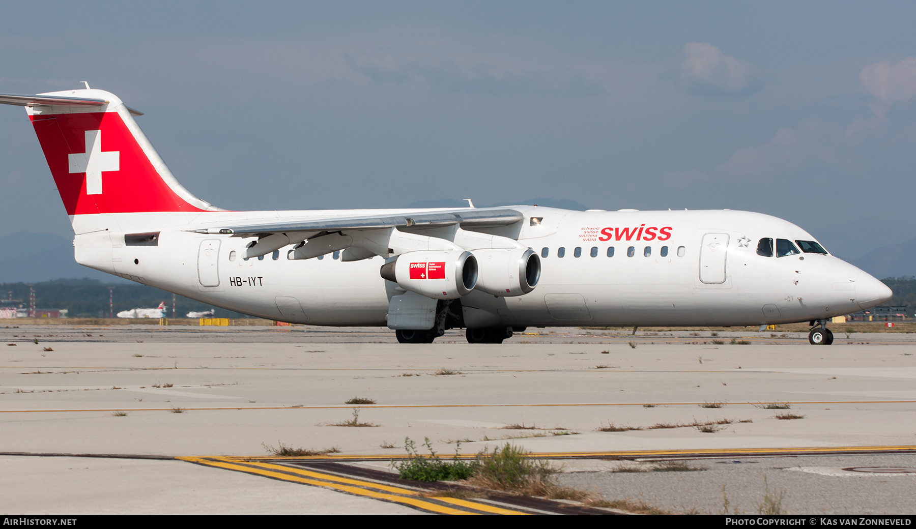 Aircraft Photo of HB-IYT | BAE Systems Avro 146-RJ100 | Swiss International Air Lines | AirHistory.net #394099