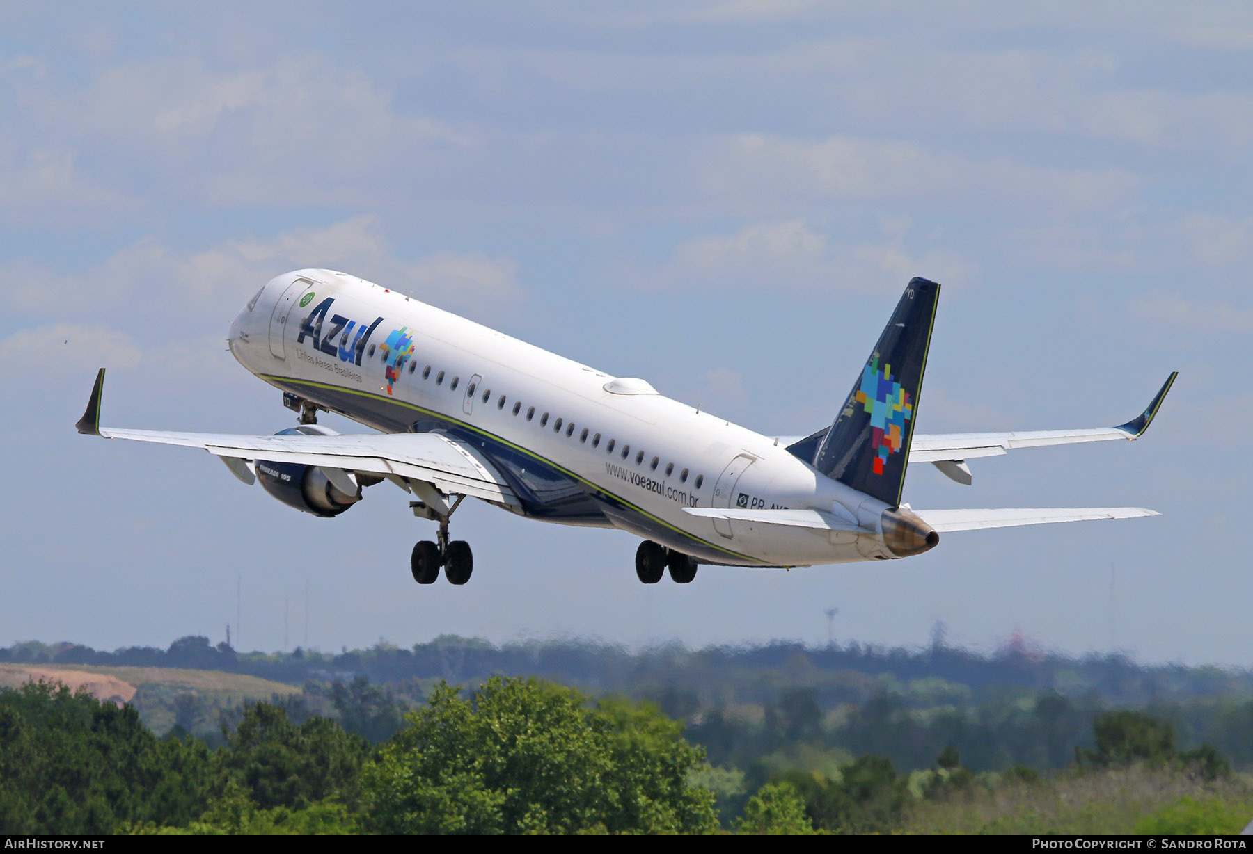 Aircraft Photo of PR-AYD | Embraer 195AR (ERJ-190-200IGW) | Azul Linhas Aéreas Brasileiras | AirHistory.net #394231