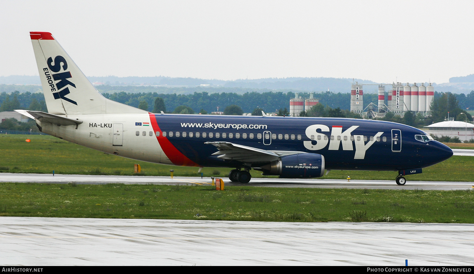 Aircraft Photo of HA-LKU | Boeing 737-33V | SkyEurope Airlines | AirHistory.net #394795