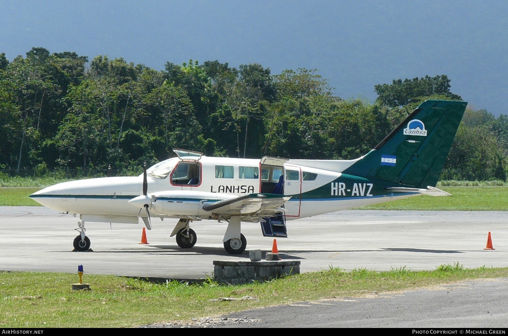 Aircraft Photo of HR-AVZ | Cessna 402C | LANHSA - Línea Aérea Nacional de Honduras | AirHistory.net #396193