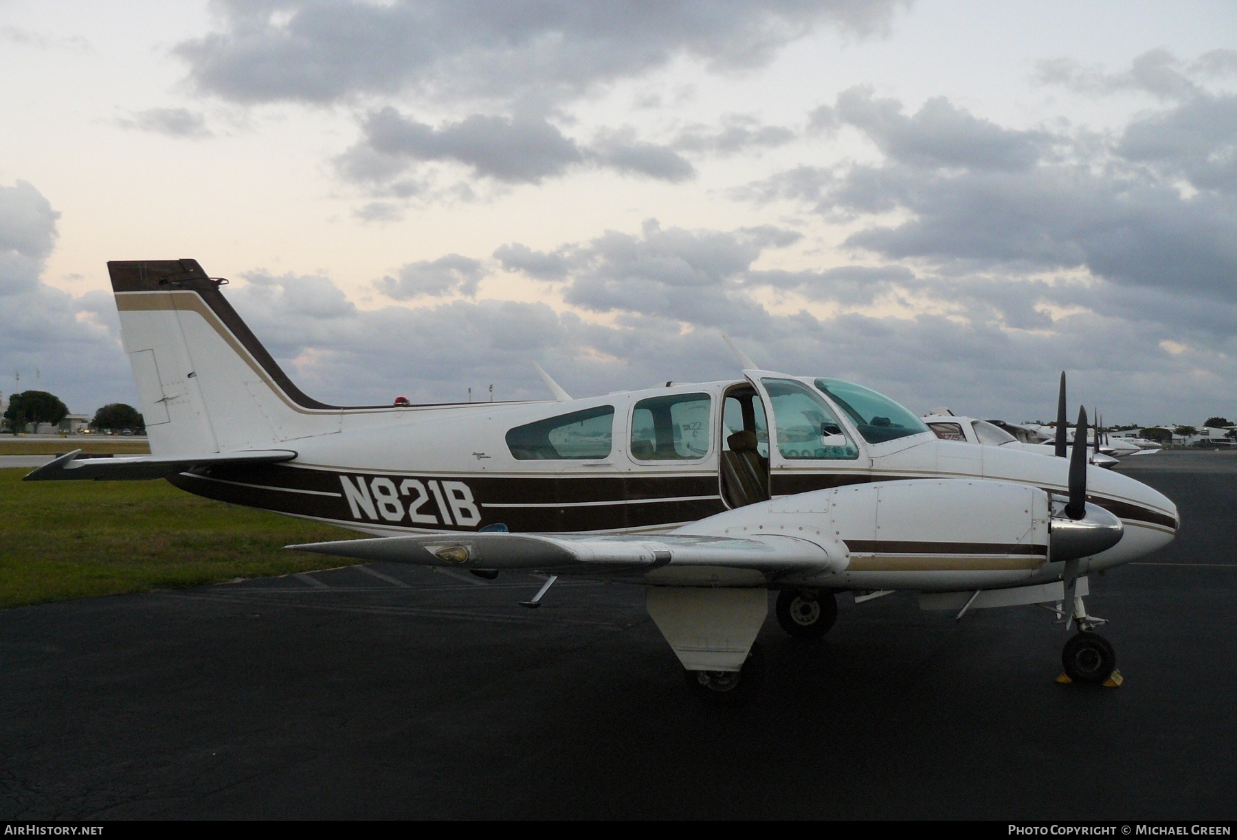 Aircraft Photo of N821B | Beech A55 Baron (95-A55) | AirHistory.net #396771