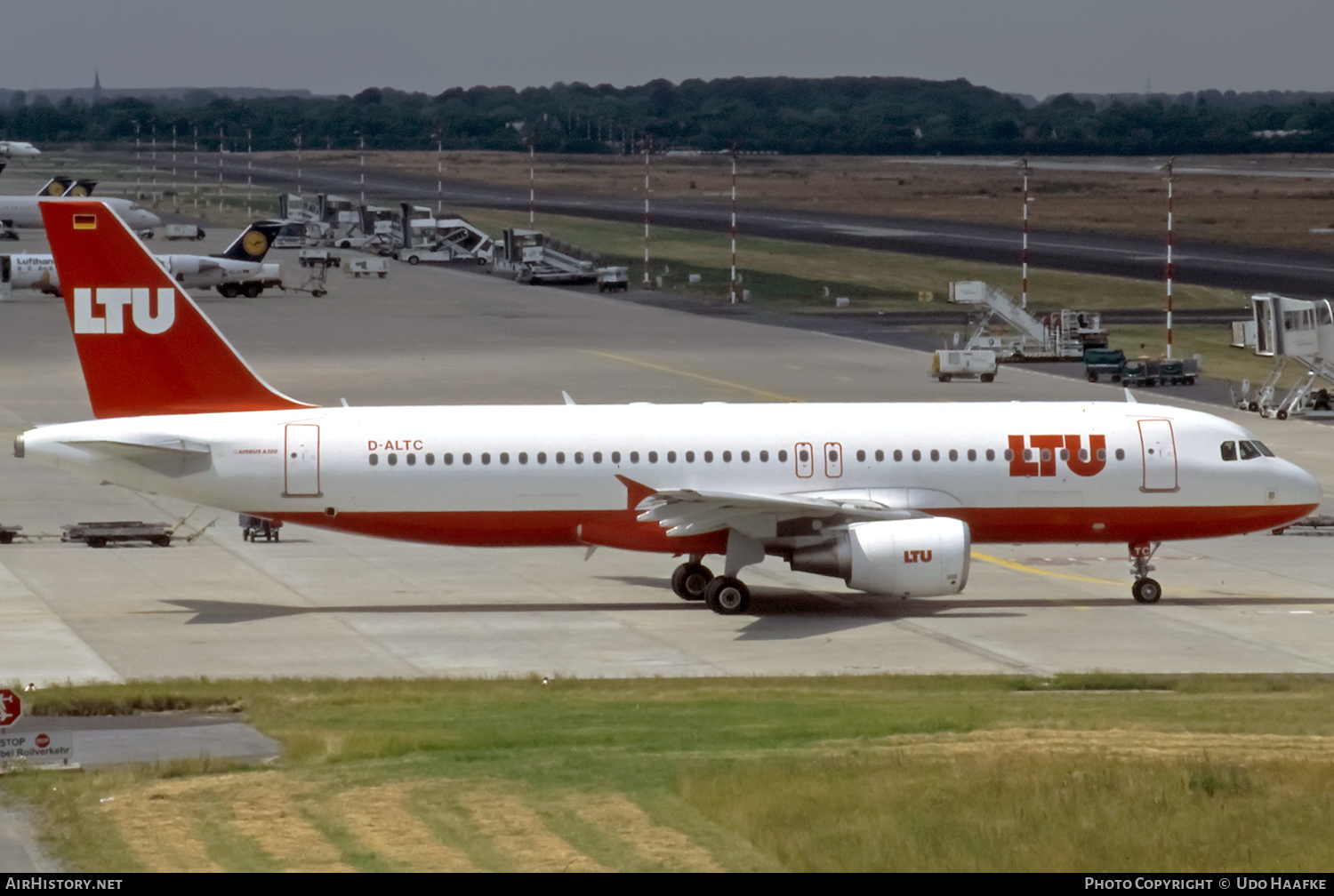 Aircraft Photo of D-ALTC | Airbus A320-214 | LTU - Lufttransport-Unternehmen | AirHistory.net #399233