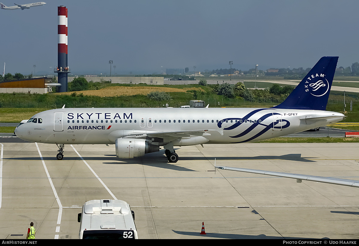 Aircraft Photo of F-GFKY | Airbus A320-211 | Air France | AirHistory.net #400006