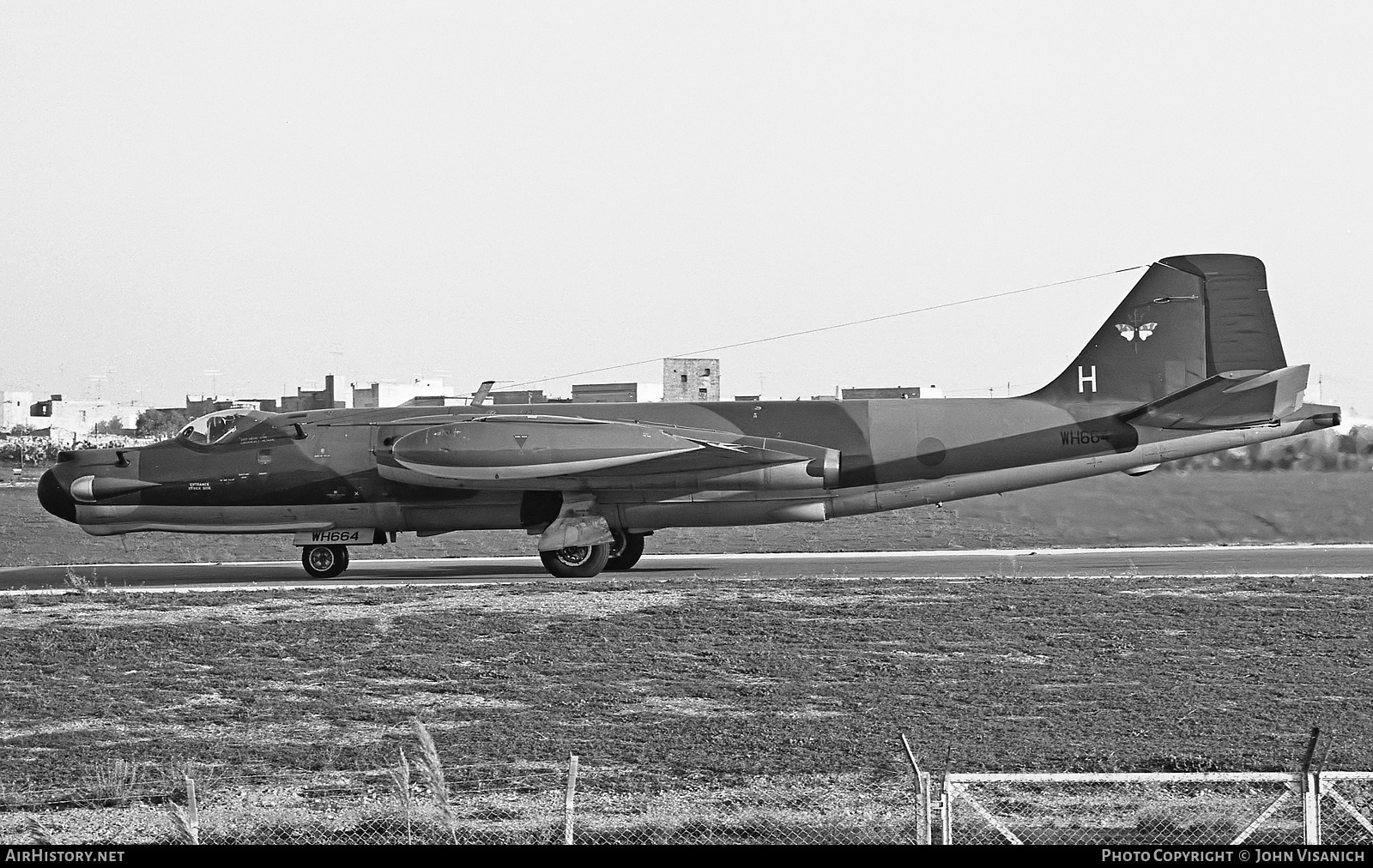 Aircraft Photo of WH664 | English Electric Canberra T17 | UK - Air Force | AirHistory.net #400175