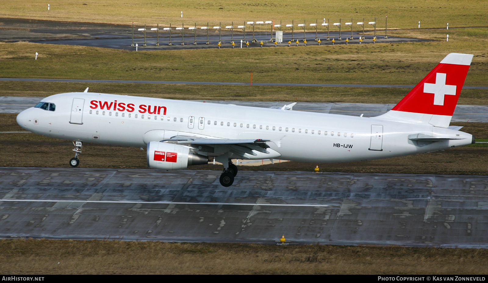 Aircraft Photo of HB-IJW | Airbus A320-214 | Swiss Sun | AirHistory.net #403304