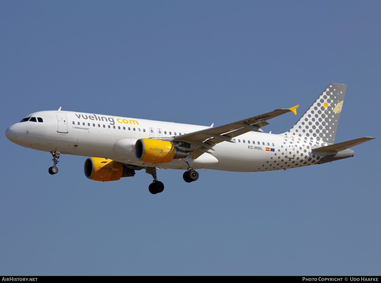 Aircraft Photo of EC-MBL | Airbus A320-214 | Vueling Airlines | AirHistory.net #404679
