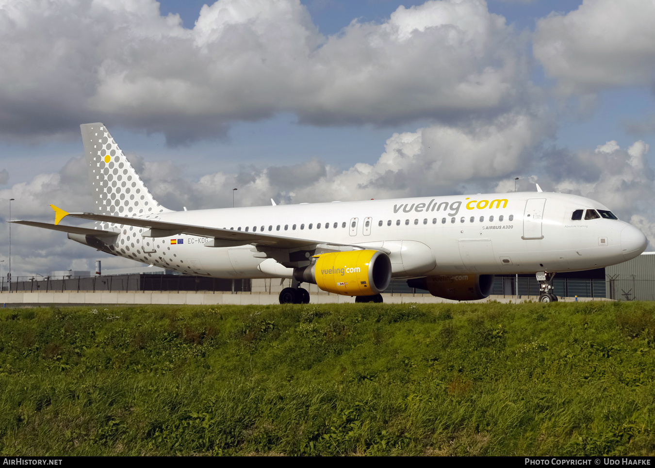 Aircraft Photo of EC-KDG | Airbus A320-214 | Vueling Airlines | AirHistory.net #404684