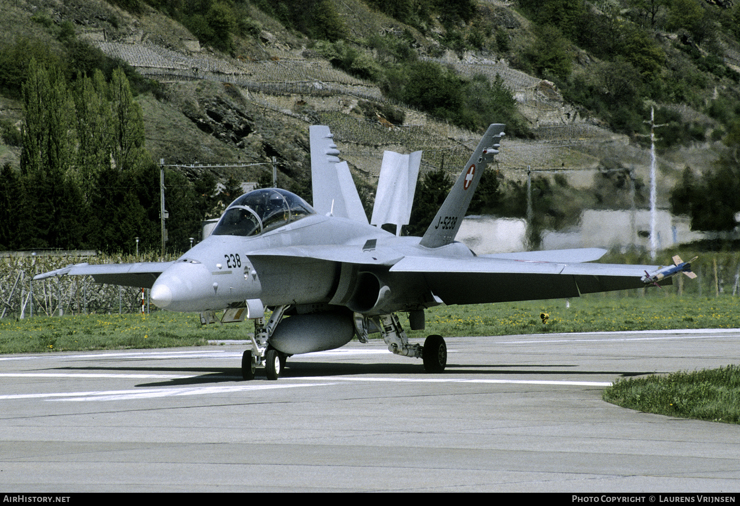 Aircraft Photo of J-5238 | McDonnell Douglas F/A-18D Hornet | Switzerland - Air Force | AirHistory.net #405368