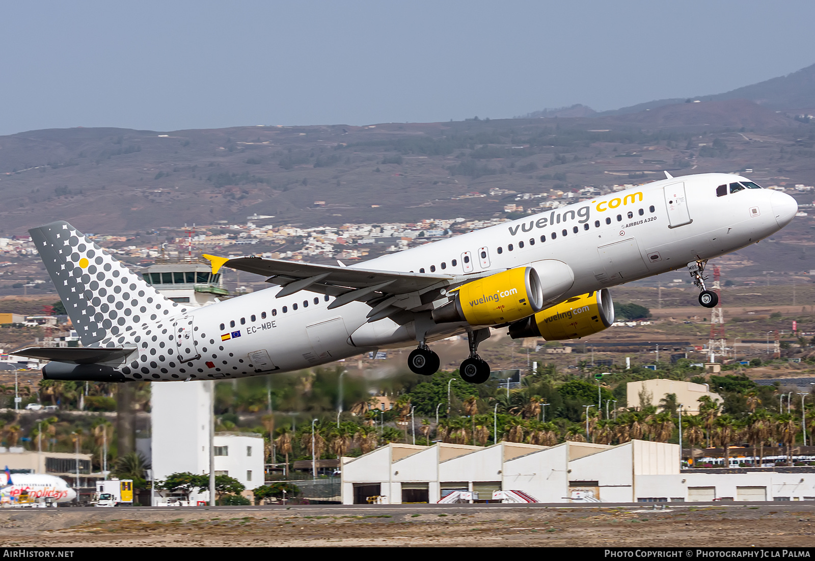Aircraft Photo of EC-MBE | Airbus A320-214 | Vueling Airlines | AirHistory.net #405409