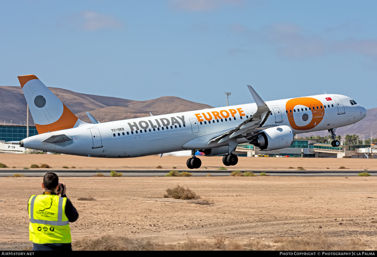 Aircraft Photo of TC-OED | Airbus A321-253N | Holiday Europe | AirHistory.net #405486