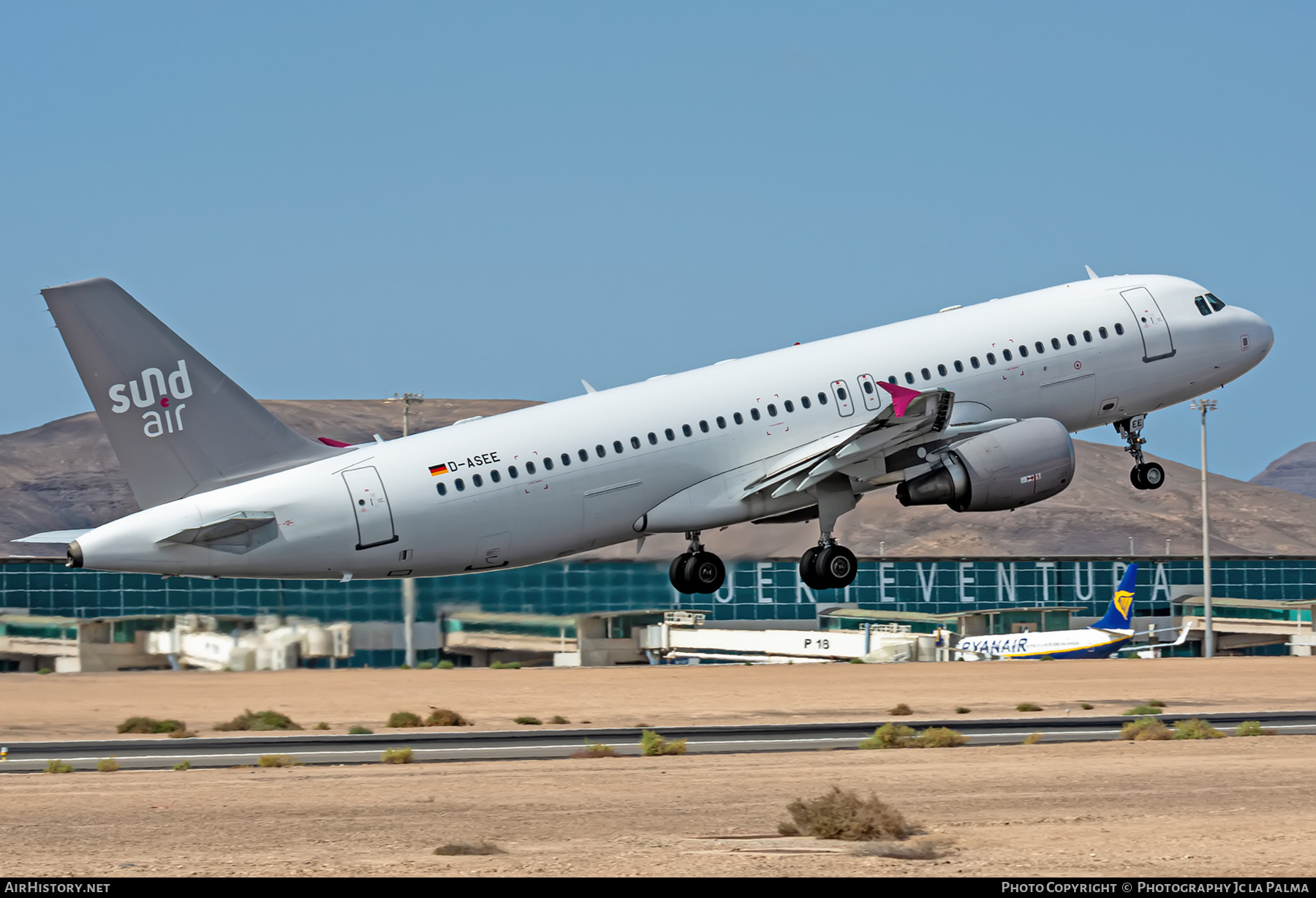 Aircraft Photo of D-ASEE | Airbus A320-214 | Sundair | AirHistory.net #405927