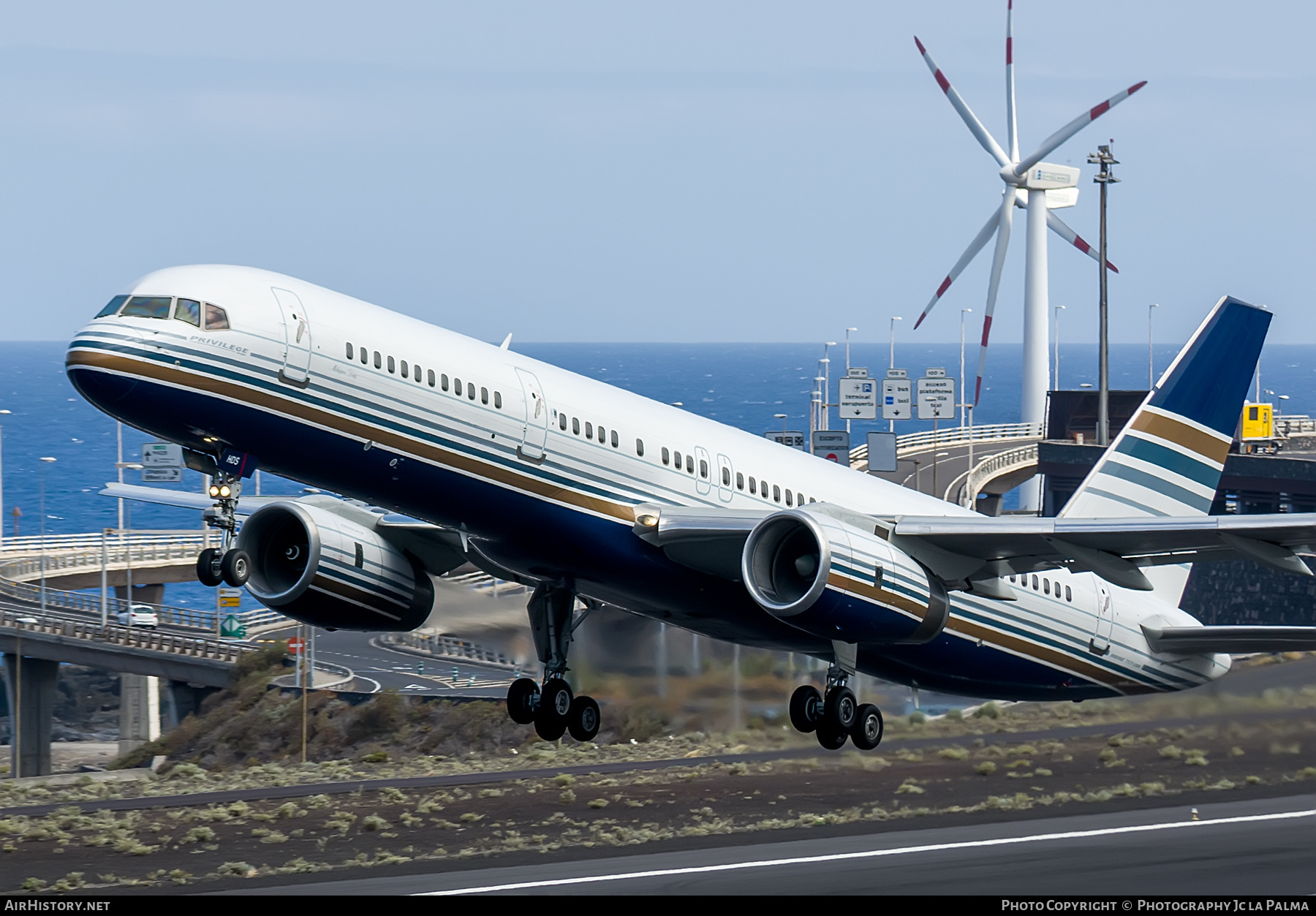 Aircraft Photo of EC-HDS | Boeing 757-256 | Privilege Style | AirHistory.net #406019