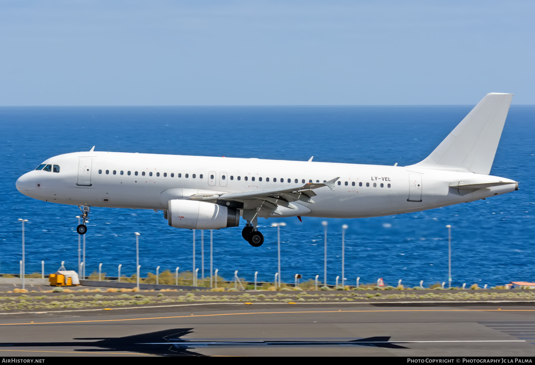 Aircraft Photo of LY-VEL | Airbus A320-232 | AirHistory.net #406133