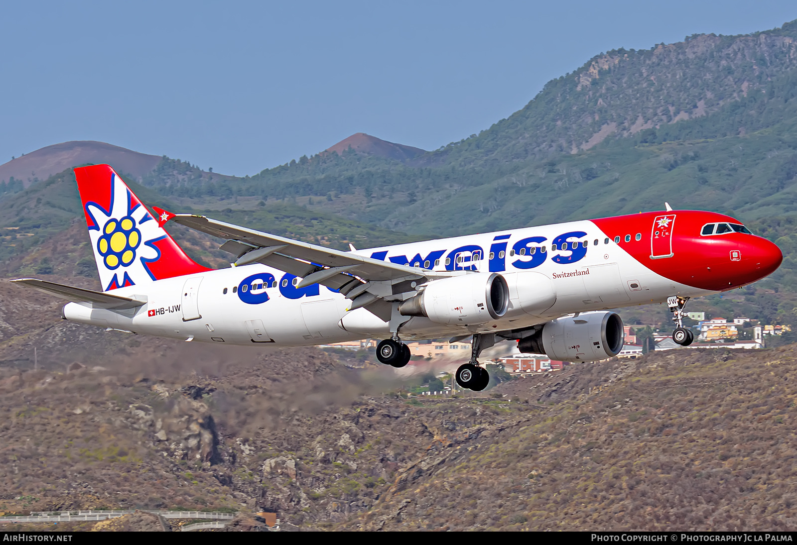 Aircraft Photo of HB-IJW | Airbus A320-214 | Edelweiss Air | AirHistory.net #406707