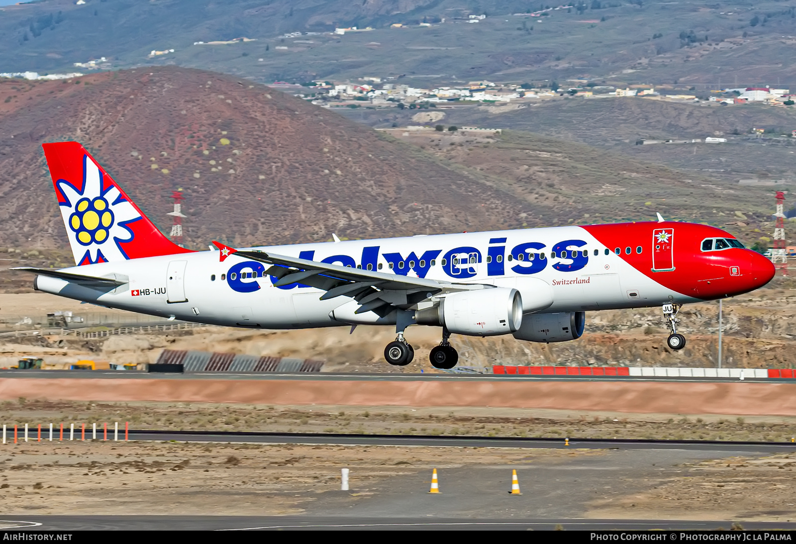 Aircraft Photo of HB-IJU | Airbus A320-214 | Edelweiss Air | AirHistory.net #406756