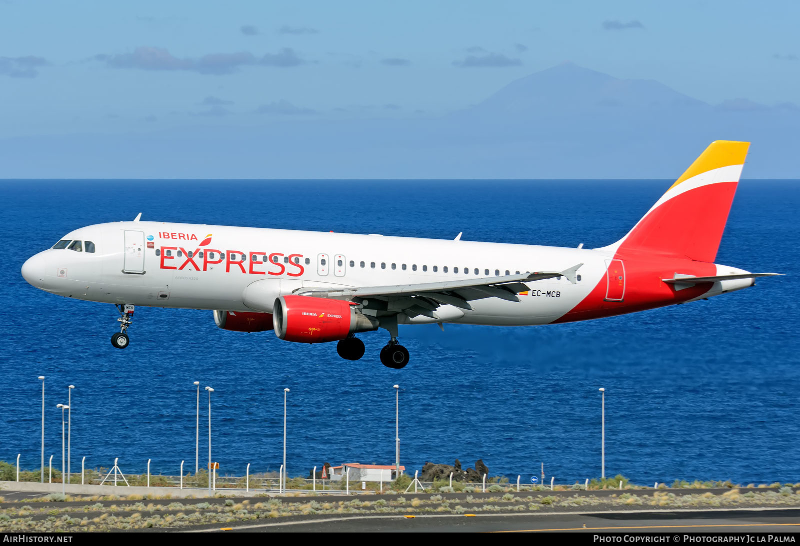 Aircraft Photo of EC-MCB | Airbus A320-214 | Iberia Express | AirHistory.net #406972