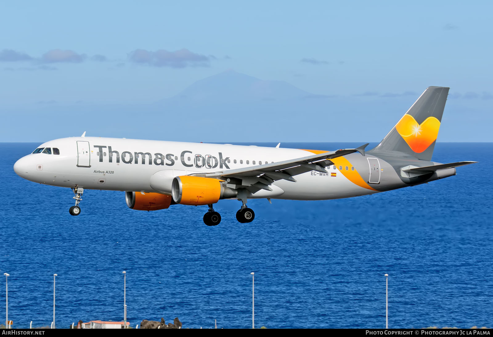 Aircraft Photo of EC-MVH | Airbus A320-214 | Thomas Cook Airlines | AirHistory.net #406974
