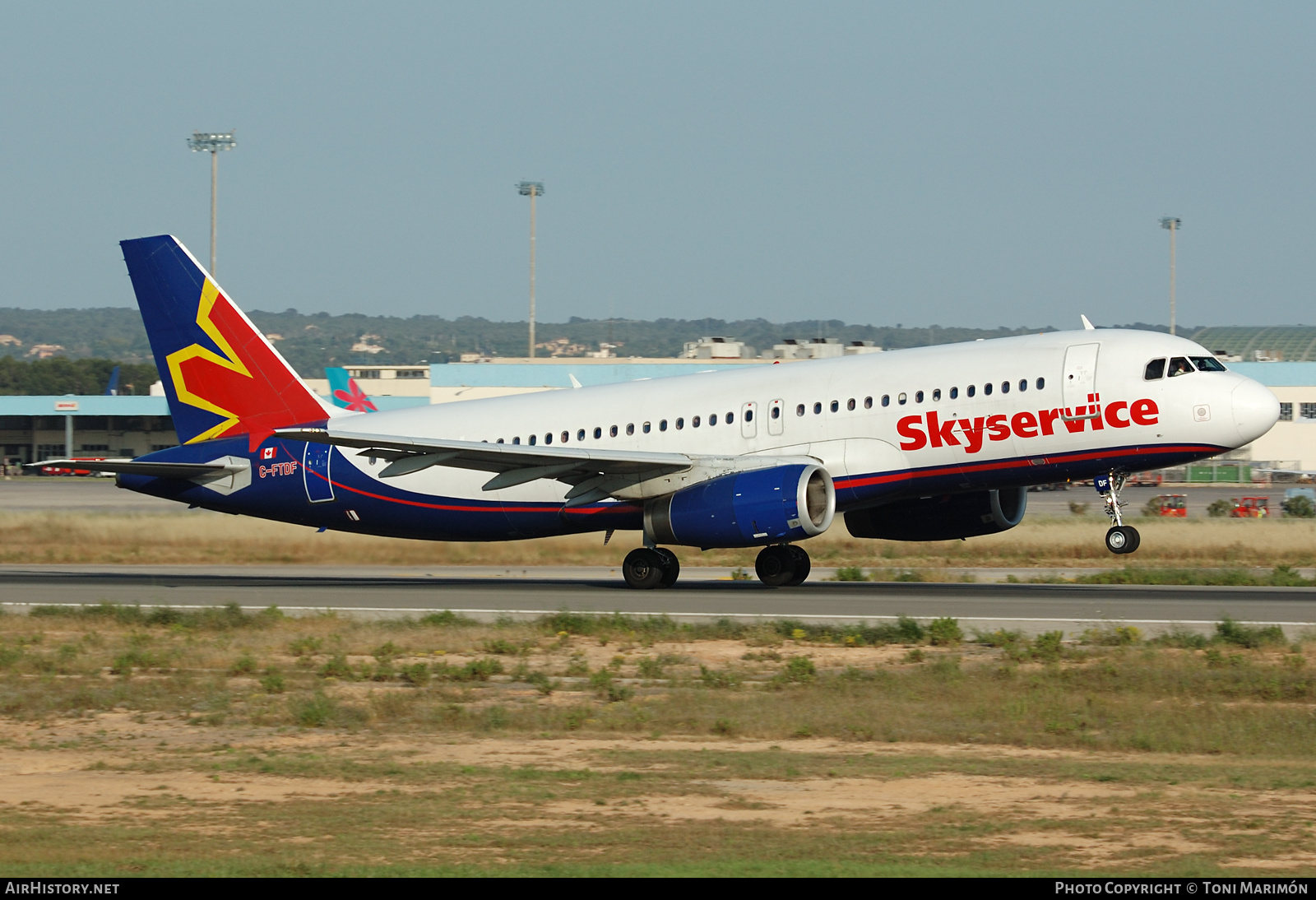 Aircraft Photo of C-FTDF | Airbus A320-231 | Skyservice Airlines | AirHistory.net #407258