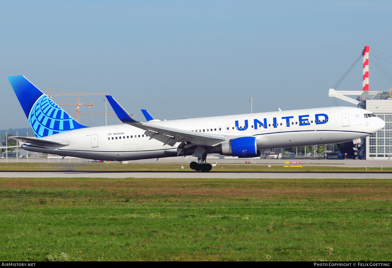 Aircraft Photo of N654UA | Boeing 767-322/ER | United Airlines | AirHistory.net #407565