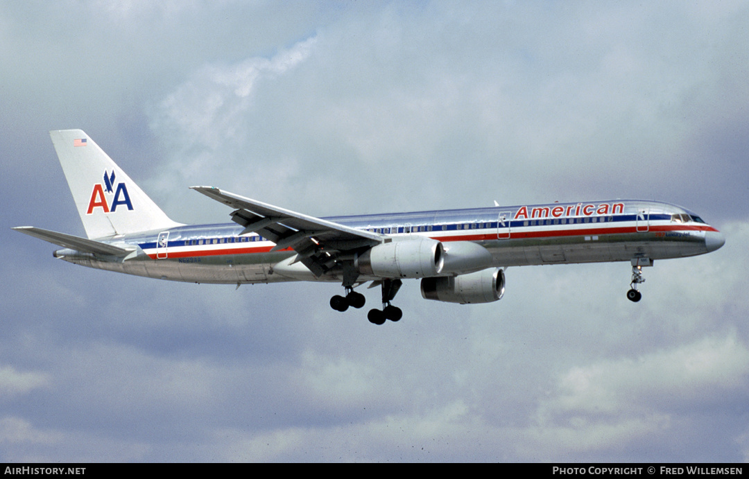 Aircraft Photo of N689AA | Boeing 757-223 | American Airlines | AirHistory.net #409072