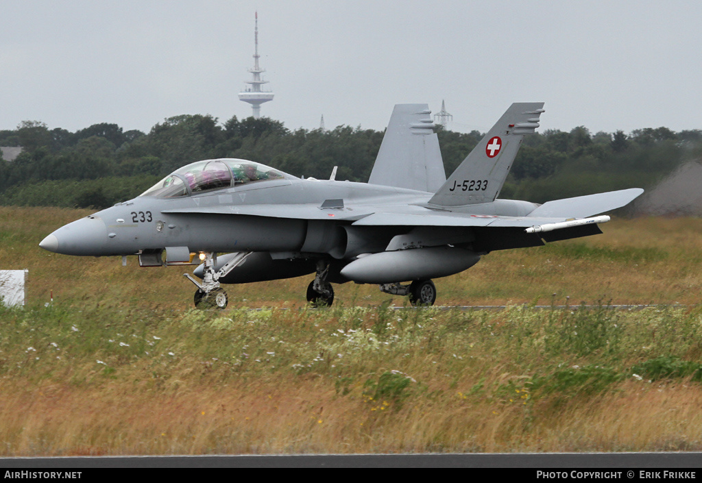 Aircraft Photo of J-5233 | McDonnell Douglas F/A-18D Hornet | Switzerland - Air Force | AirHistory.net #409279