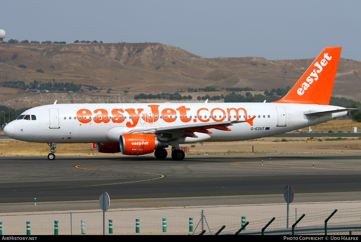 Aircraft Photo of G-EZUT | Airbus A320-214 | EasyJet | AirHistory.net #409777