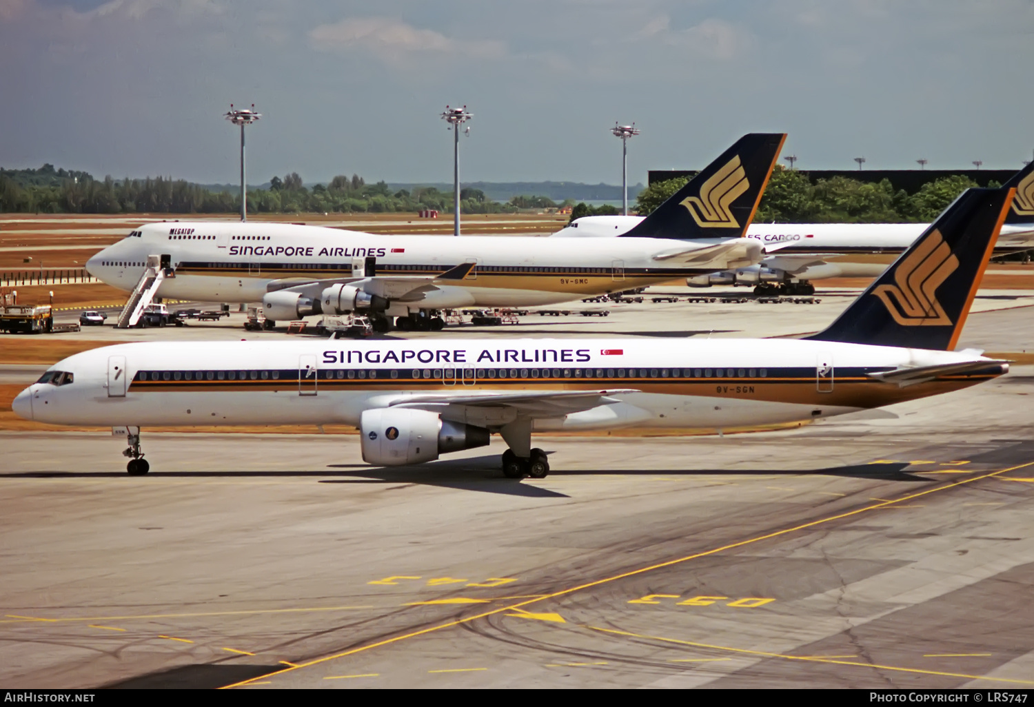 Aircraft Photo of 9V-SGN | Boeing 757-212 | Singapore Airlines | AirHistory.net #410370