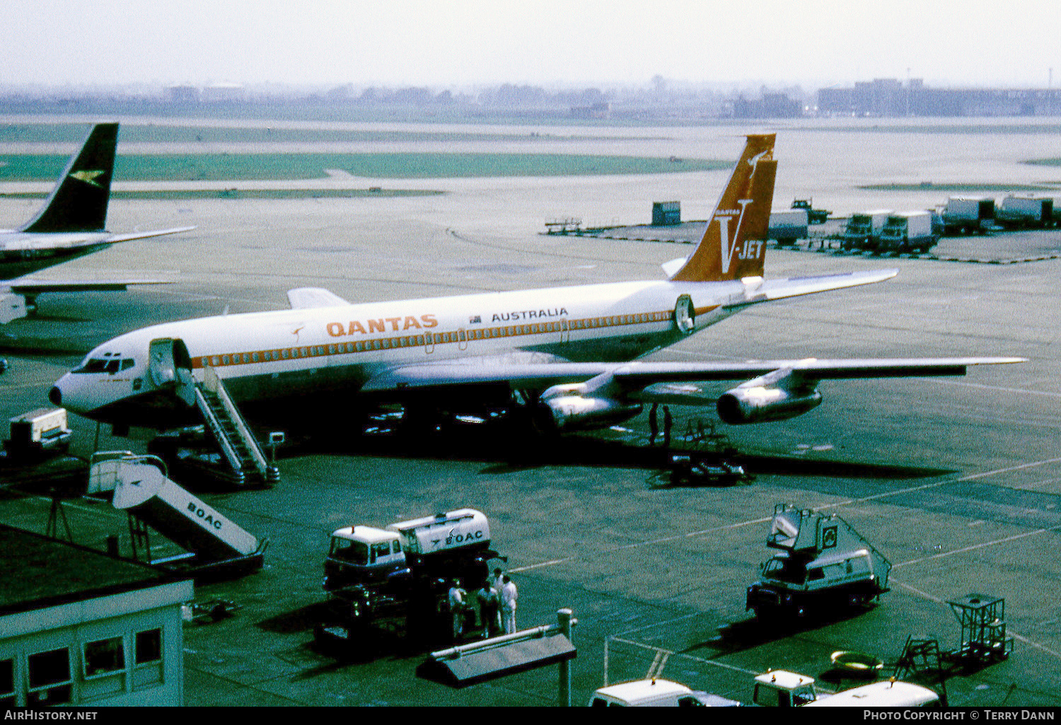 Aircraft Photo of VH-EBU | Boeing 707-338C | Qantas | AirHistory.net #410449