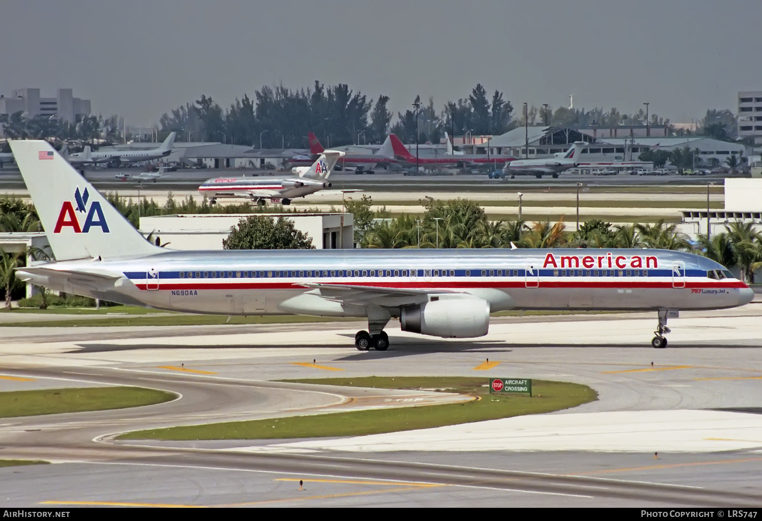Aircraft Photo of N690AA | Boeing 757-223 | American Airlines | AirHistory.net #411648