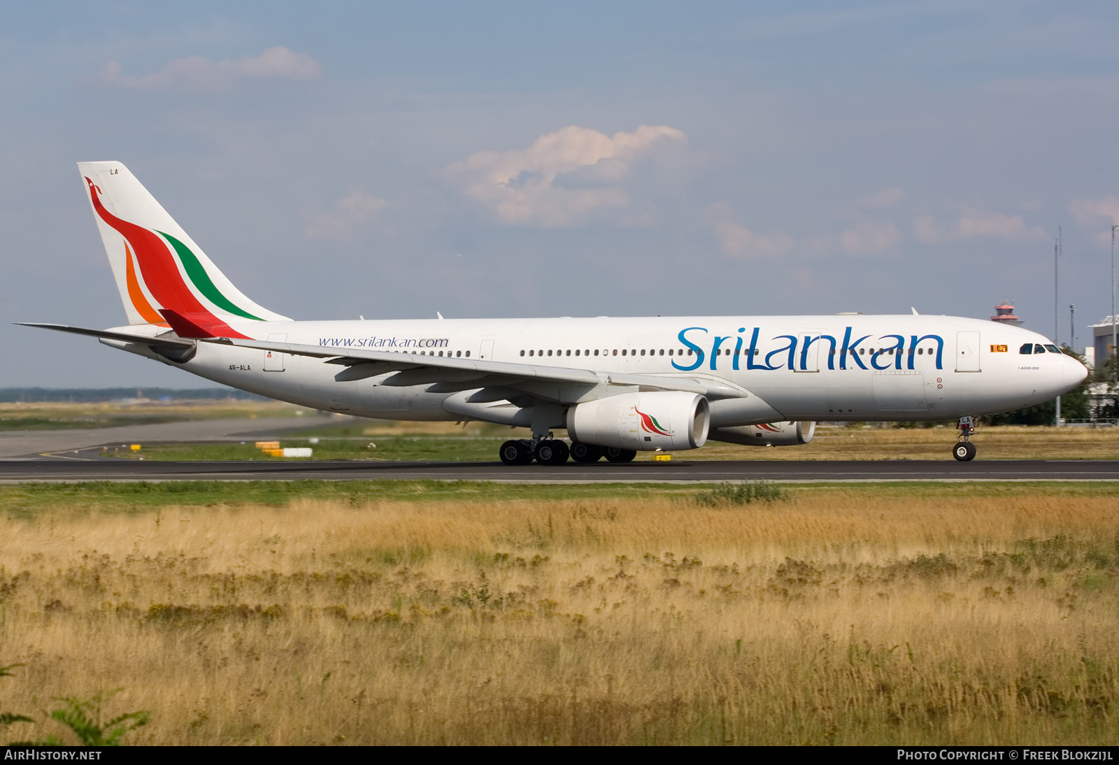 Aircraft Photo of 4R-ALA | Airbus A330-243 | SriLankan Airlines | AirHistory.net #413778