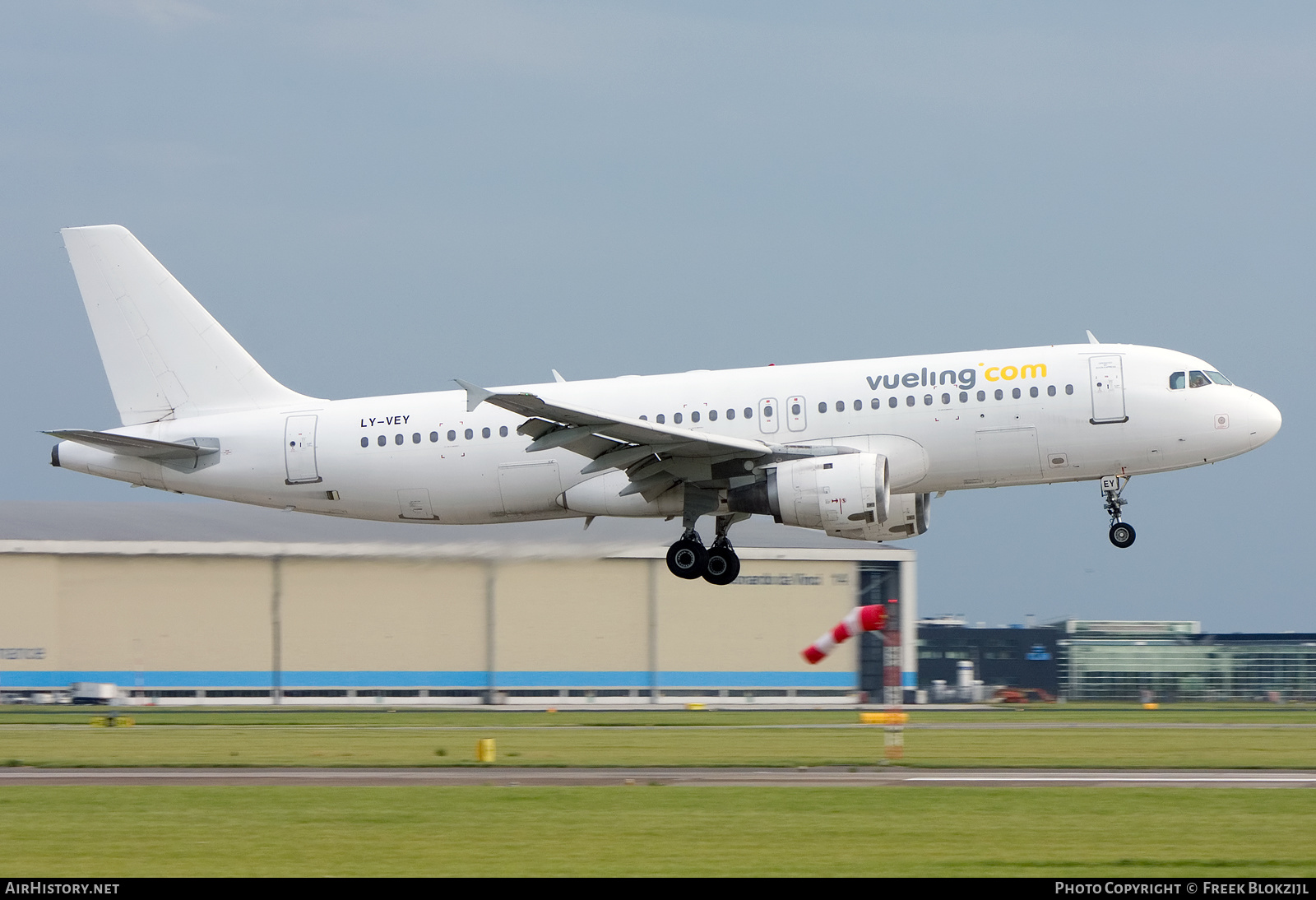 Aircraft Photo of LY-VEY | Airbus A320-212 | Vueling Airlines | AirHistory.net #413888