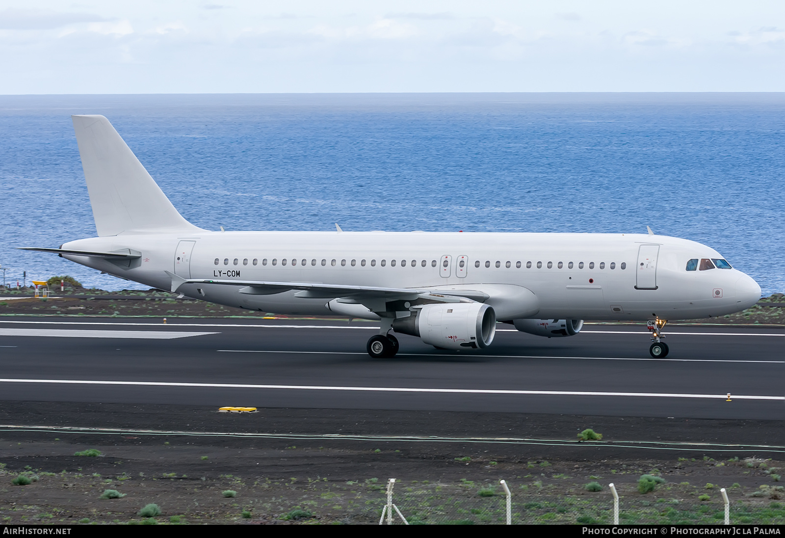 Aircraft Photo of LY-COM | Airbus A320-212 | AirHistory.net #414064